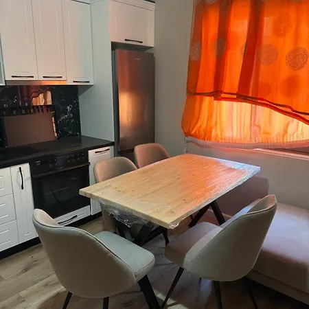 Kristos Xhialli בית הארחה *